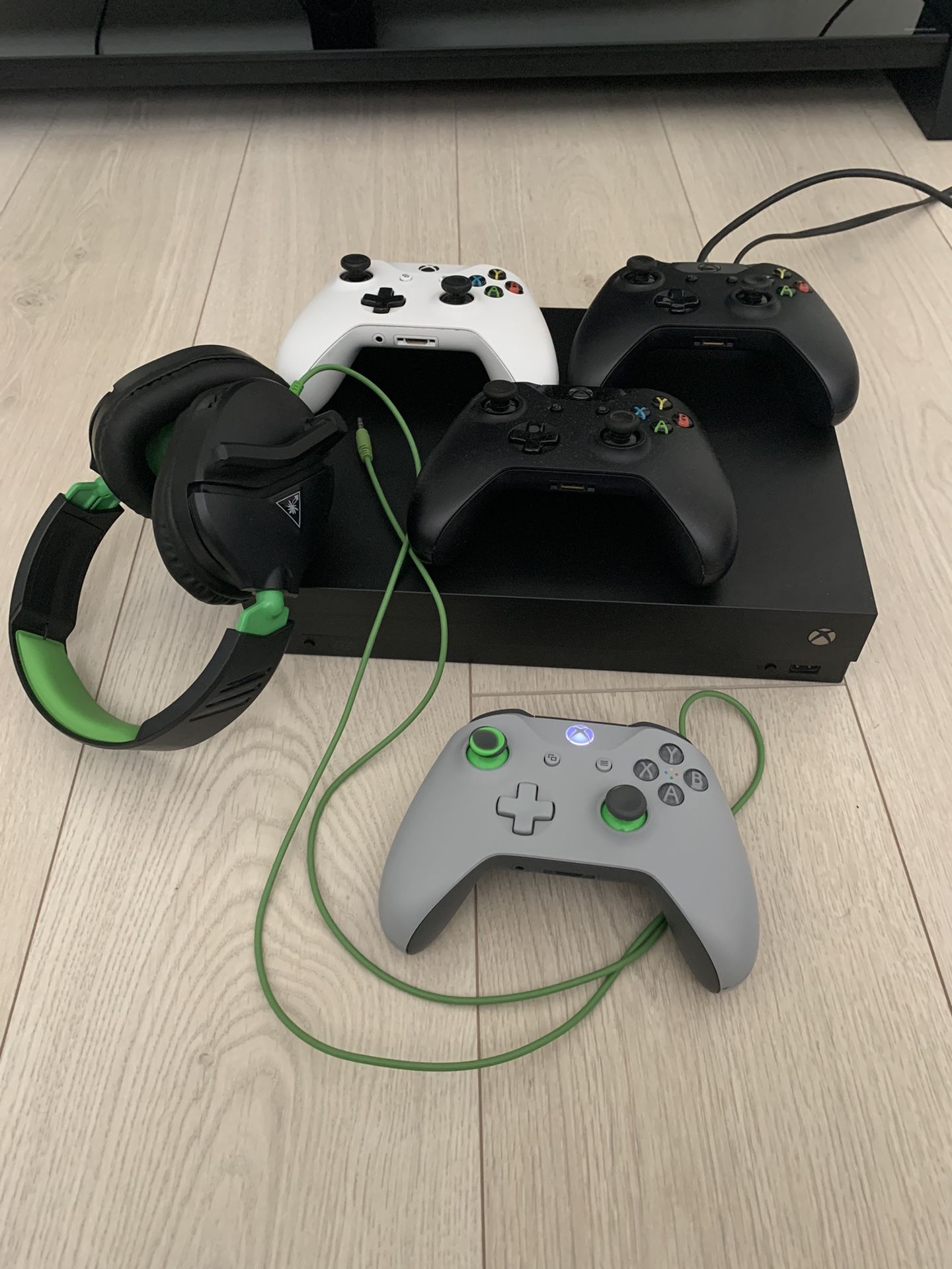 Xbox One + Headset + 4 Controllers