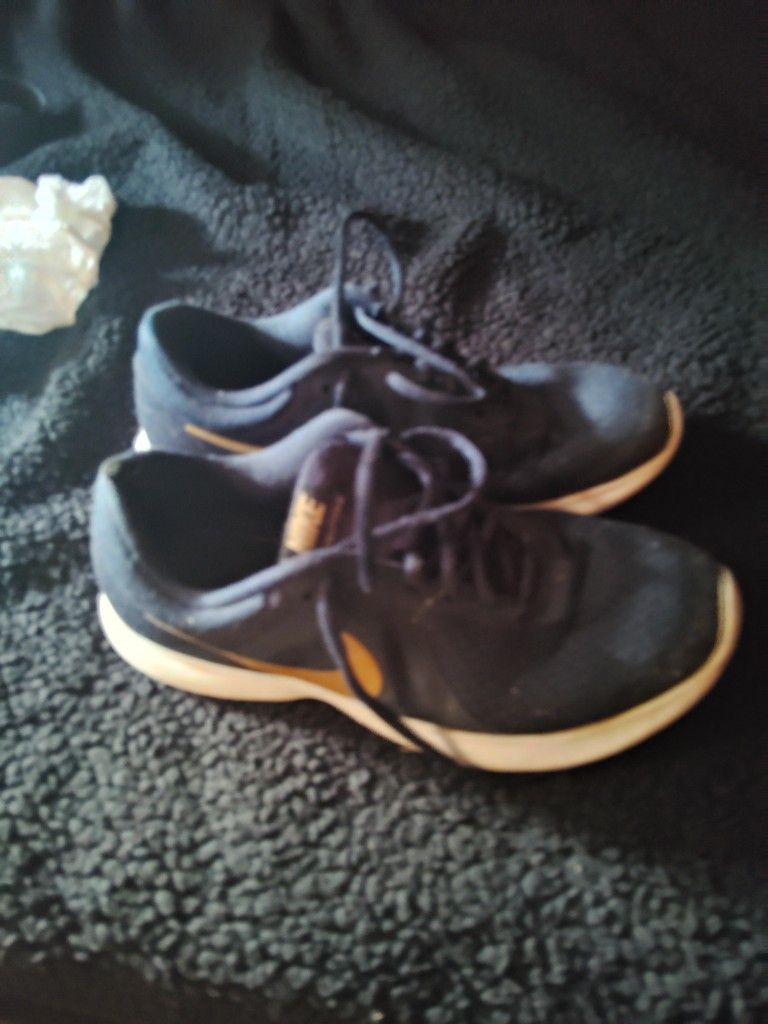 Nike Tennis Shoes Size 9