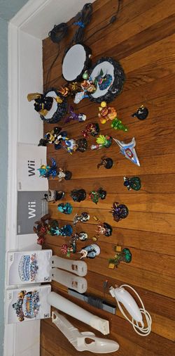 Skylanders figures and video game lot