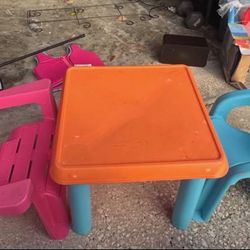 Kids table n chairs