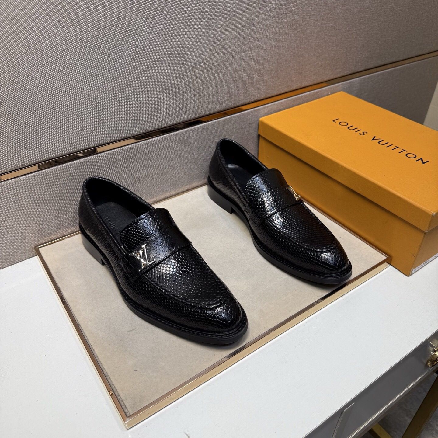 Louis Vuitton Menโs Leather Shoes With Box New