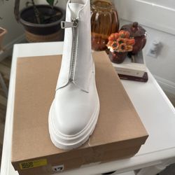 Cozzy White Ankle Boots Size 8