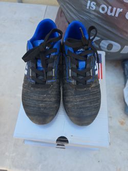 $10 Boys Soccer Cleats Size 2Y