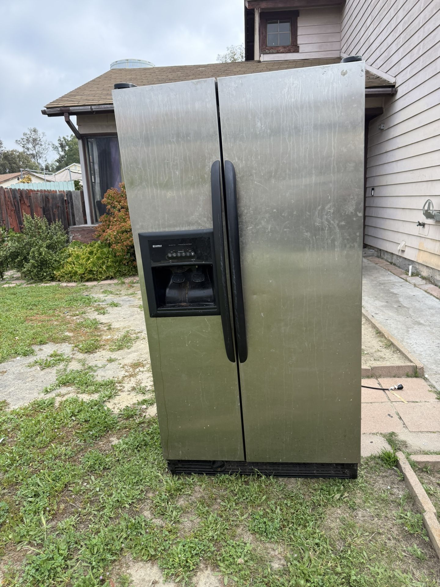 Free Working Fridge Just Needs Cleaning Inside