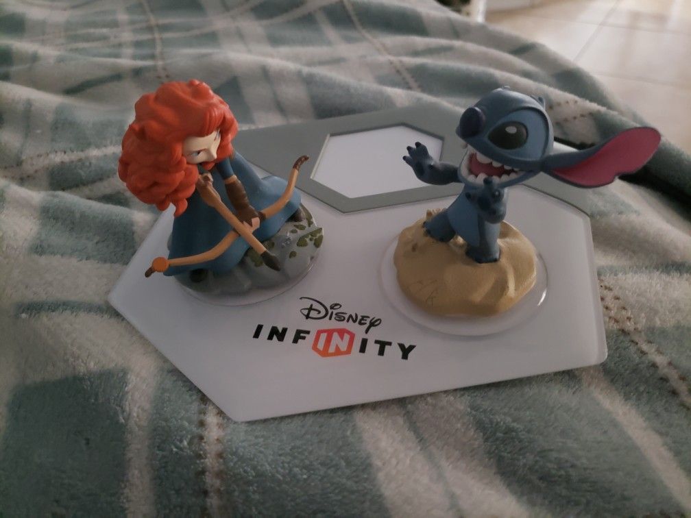 Disney Infinity 2.0 Xbox portal and figures