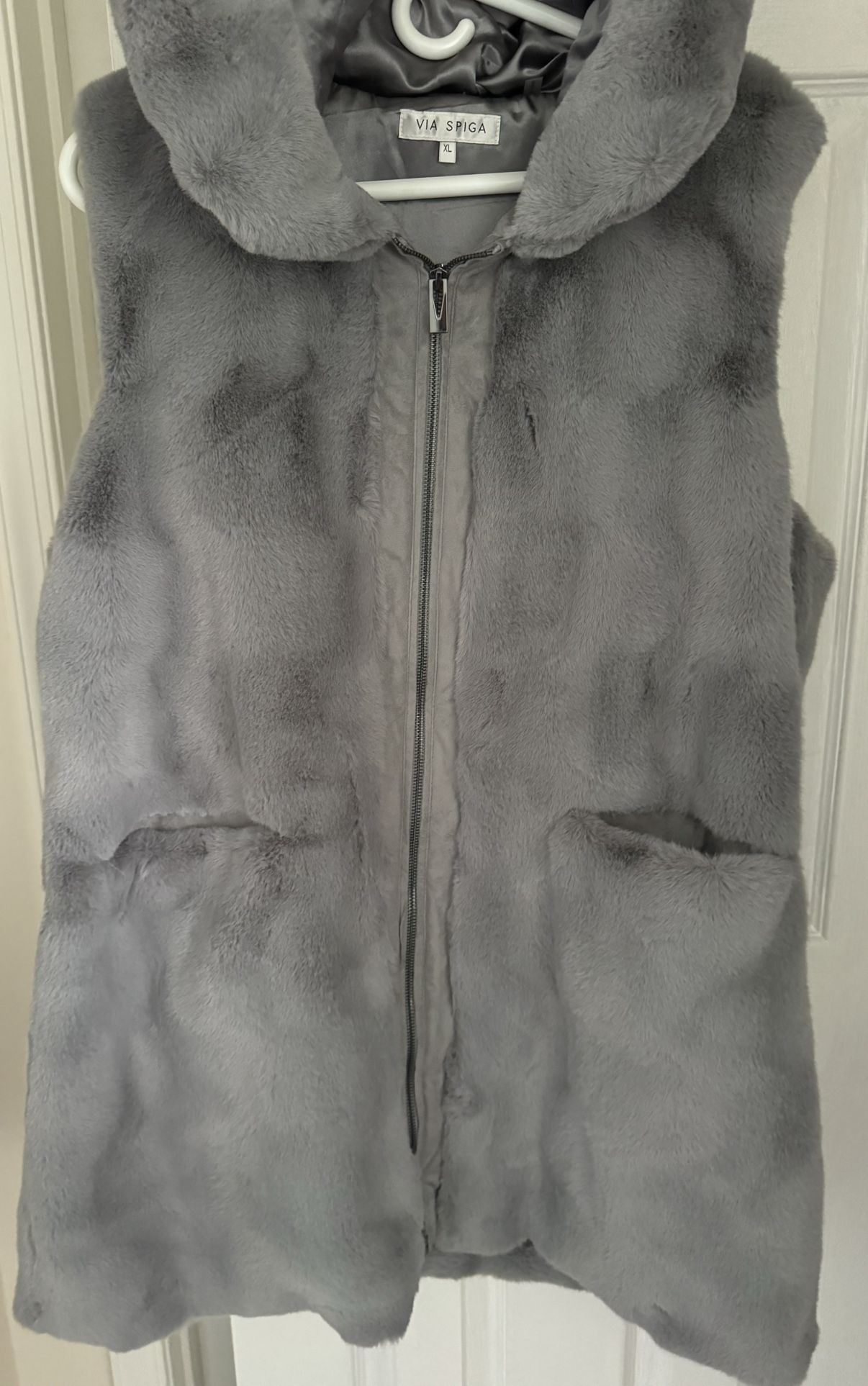 NEW VIA SPIGA Women's Grooved Faux Fur Hooded Vest size XL (cash & pick up only)