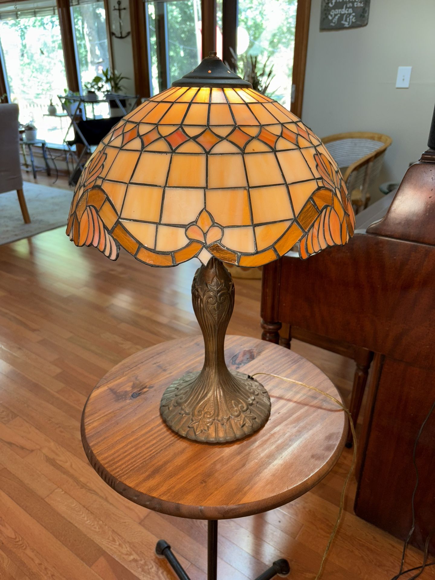 Tiffany style antique table lamp, Beautiful large vintage round glass w/ bronze desk top base