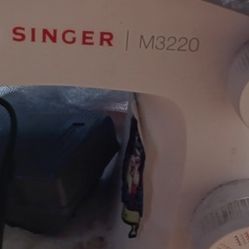 Singer M3220 Sewing Machine Like New