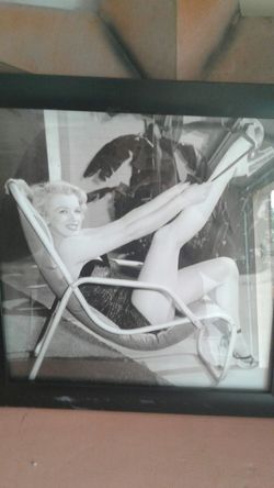 14" x 14" pic of Marilyn monroe