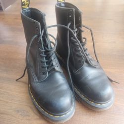 Doc Martens 1460 Black Women's Boots Size US M 7 / US L 8 LIKE NEW