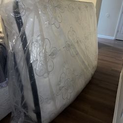 Brand New Full Size Mattress ( No Box spring )