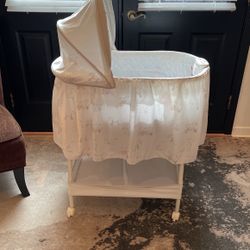 Like New Delta Children Bassinet, Upgraded Mattress And Includes Three Fitted Sheets