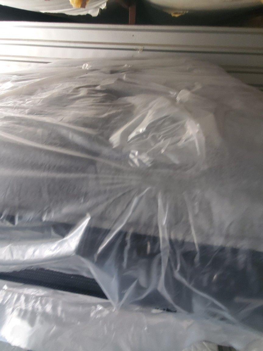 Serta QUEEN matress And Box Spring