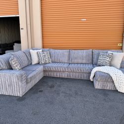 Free Delivery* Like New Super Soft Gray Sectional Sofa with Chaise!