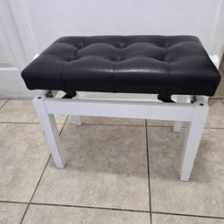 Ajustable piano bench in good condition