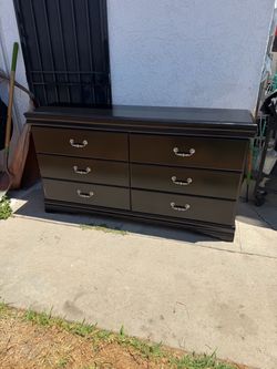 6 drawer brown dresser !