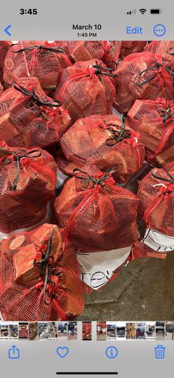 Carbon Y Leña Disponible Para El Día De Trabajo 