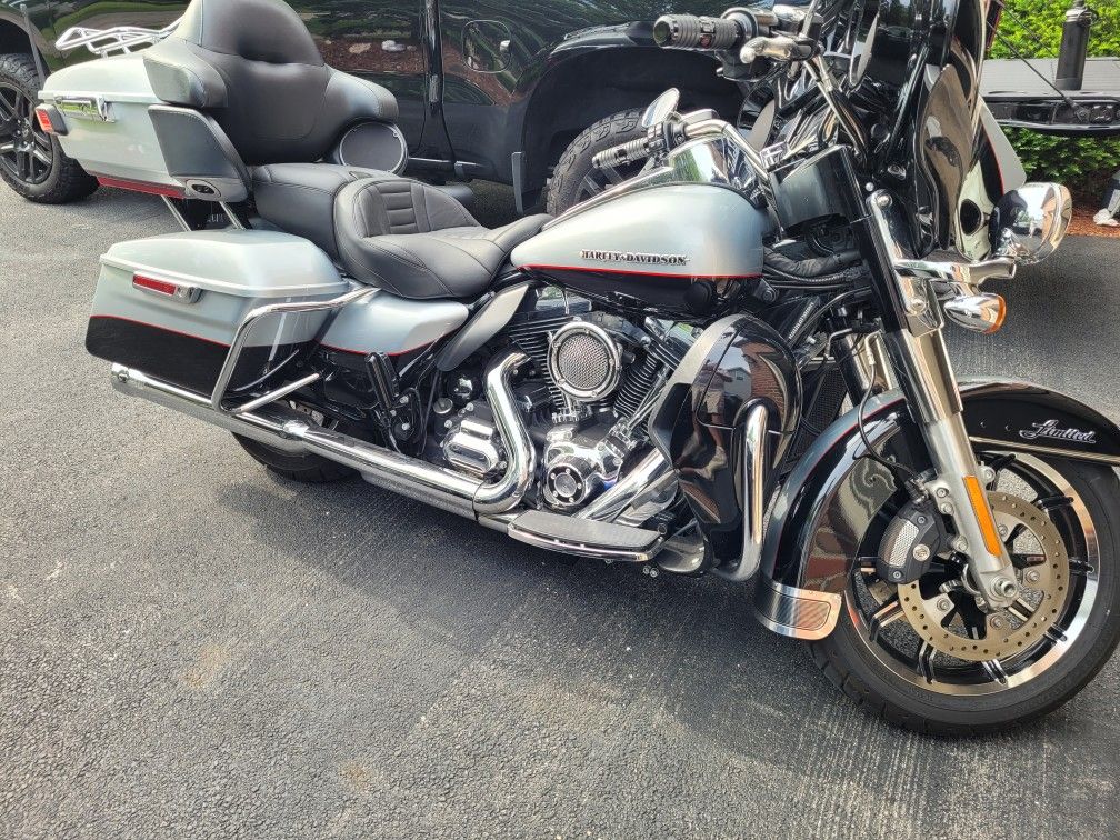 Super Low Miles ! Harley-Davidson Ultra Limited Touring