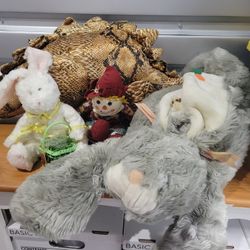 Lot Of Stuffed Animals 