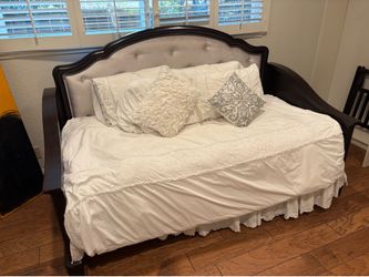 Wood daybed with pop-up trundle
