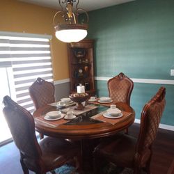 Round Dinning Table With 4 Chairs And A Corner Piece 