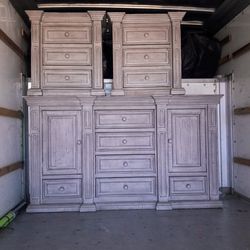 ** ABSOLUTELY BEAUTIFUL GREY KING SIZE BEDROOM SET** LOOK AT ALL THE PICTURES 
