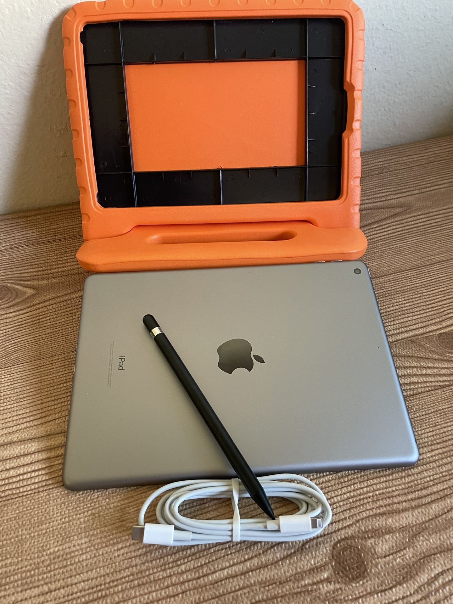 iPad 6th Generation 32GB With Pencil And Kids Case