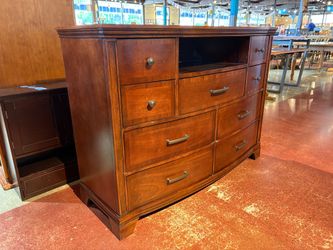 UNIVERSAL FURNITURE Traditional Curved Media Dresser Console