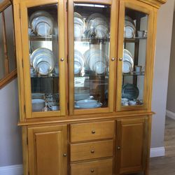 China Cabinet hutch / curio