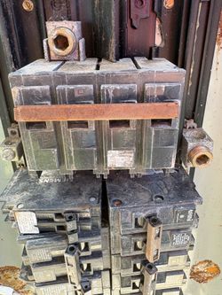 Older 200 amp breaker panel. No cover.