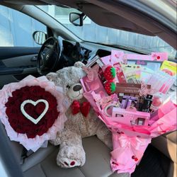 25 Ct Ramo Buchon With A Makeup Bouquet