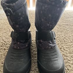Boys size 6 snow boots 