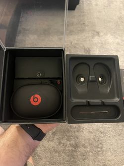 ******POWER BEATS 2 WIRELESS IN MINT CONDITION******