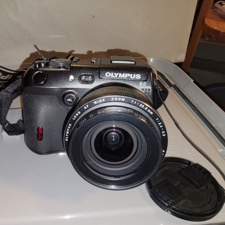 Olympus CAMEDIA C-8080 Wide Zoom Lens 8.0MP Digital Camera w/battery NEEDS CHARGER