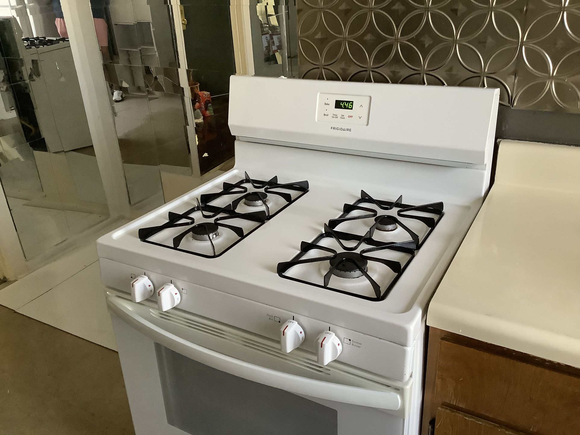 FRIGIDARE 30-in 4 Burners 5-cu ft Freestanding Gas Range (White)