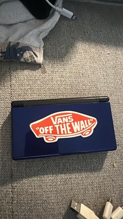 NINTENDO DS + 3 GAMES AND CARRYING CASE