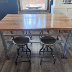 Kitchen / Dinning Room Table And Stools