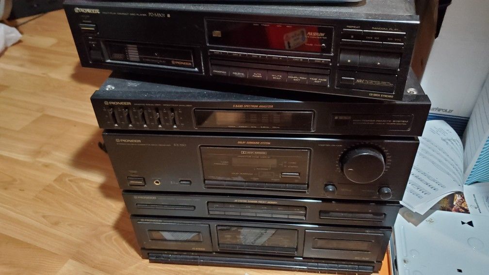 Pioneer Stereo With Speakers
