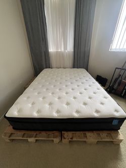 Vantto Queen 12" Hybrid Memory Foam Mattress – Like New