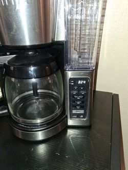 Ninja coffee maker make 12 cups of coffee it's black and clear water dispensary