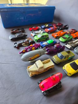 28 loose hot wheels with carry case