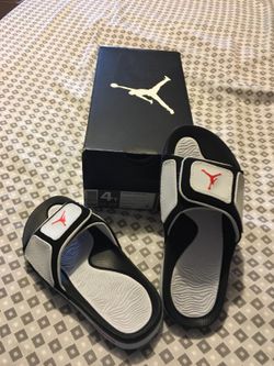 Boys Jordan sandles size 4/ Y .