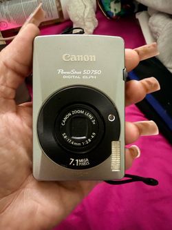 Canon PowerShot SD750 Digital Elph Camera
