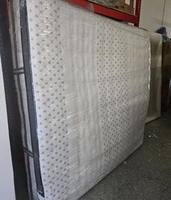 King Pillow Top Mattress Still in Plastic