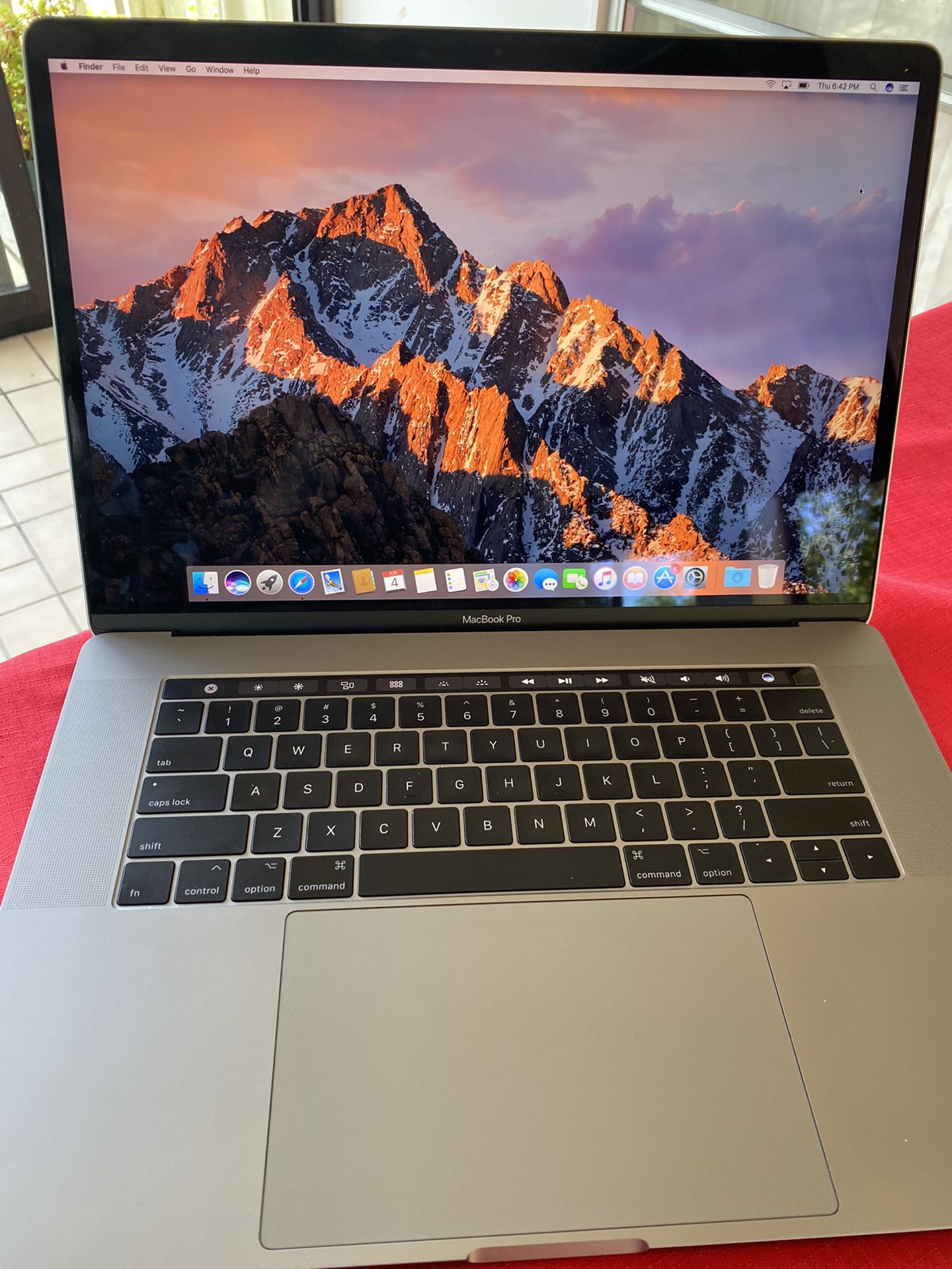 (15” inch) MacBook Pro (Mid-2017) Silver - Retina Display - Touch Bar - 2.8 Ghz core i7