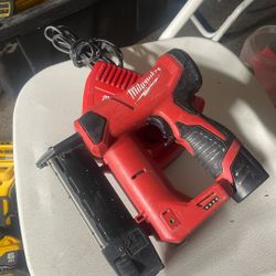Milwaukee M12 Gun 23 Gauge 