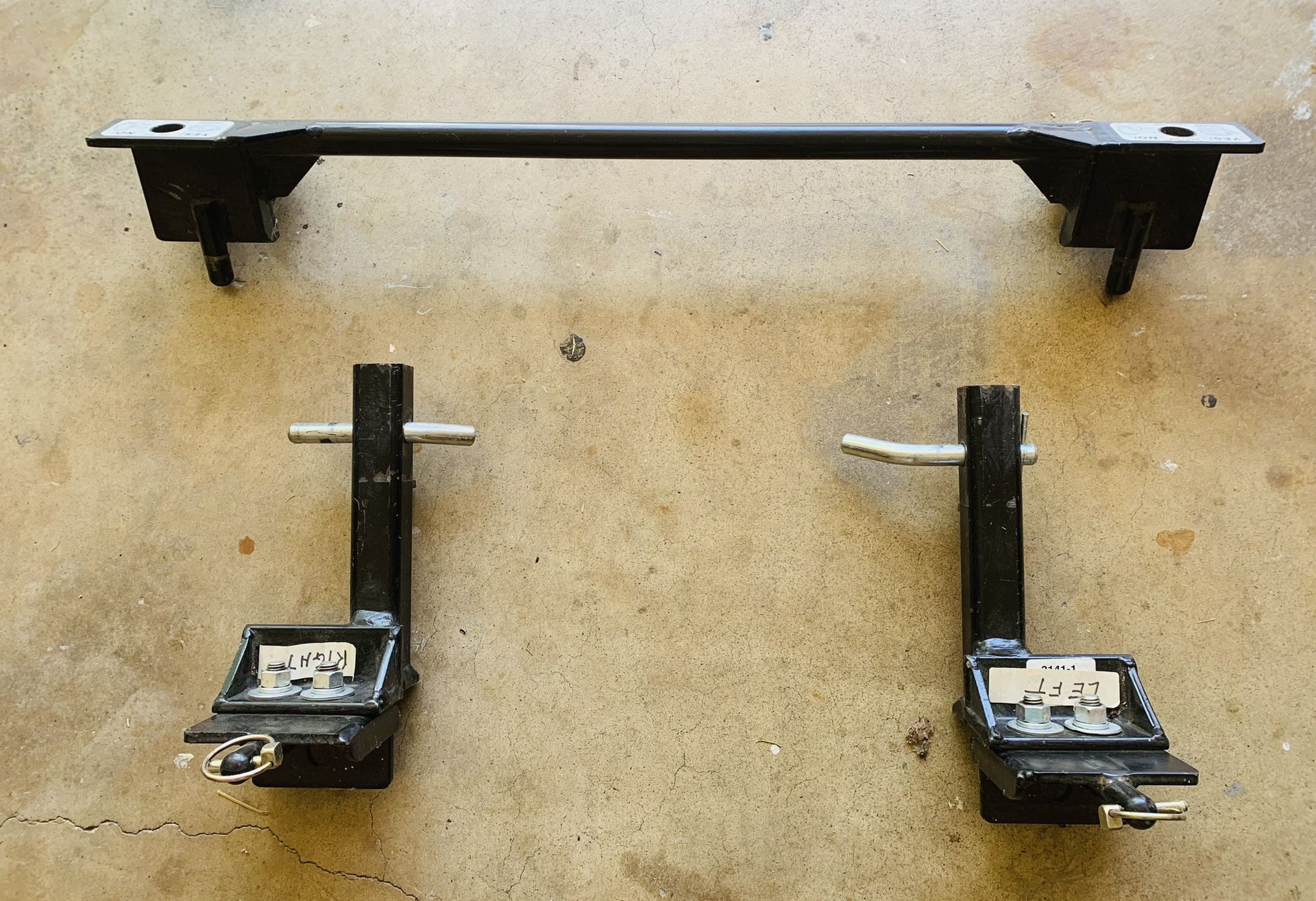 Towing Hitch Bar With Trailer Hitch Assembly