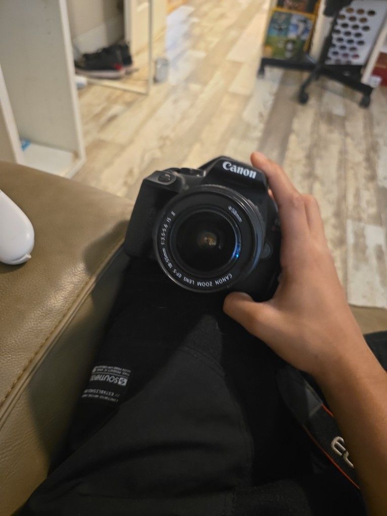 Cannon Rebel T7 Camera With Strap And Lens