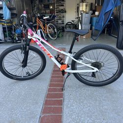 Trek Precaliber 24 Kids 8 Speed Bike 
