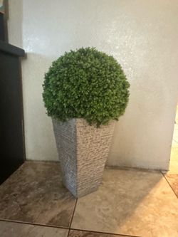 Artificial topiary plant